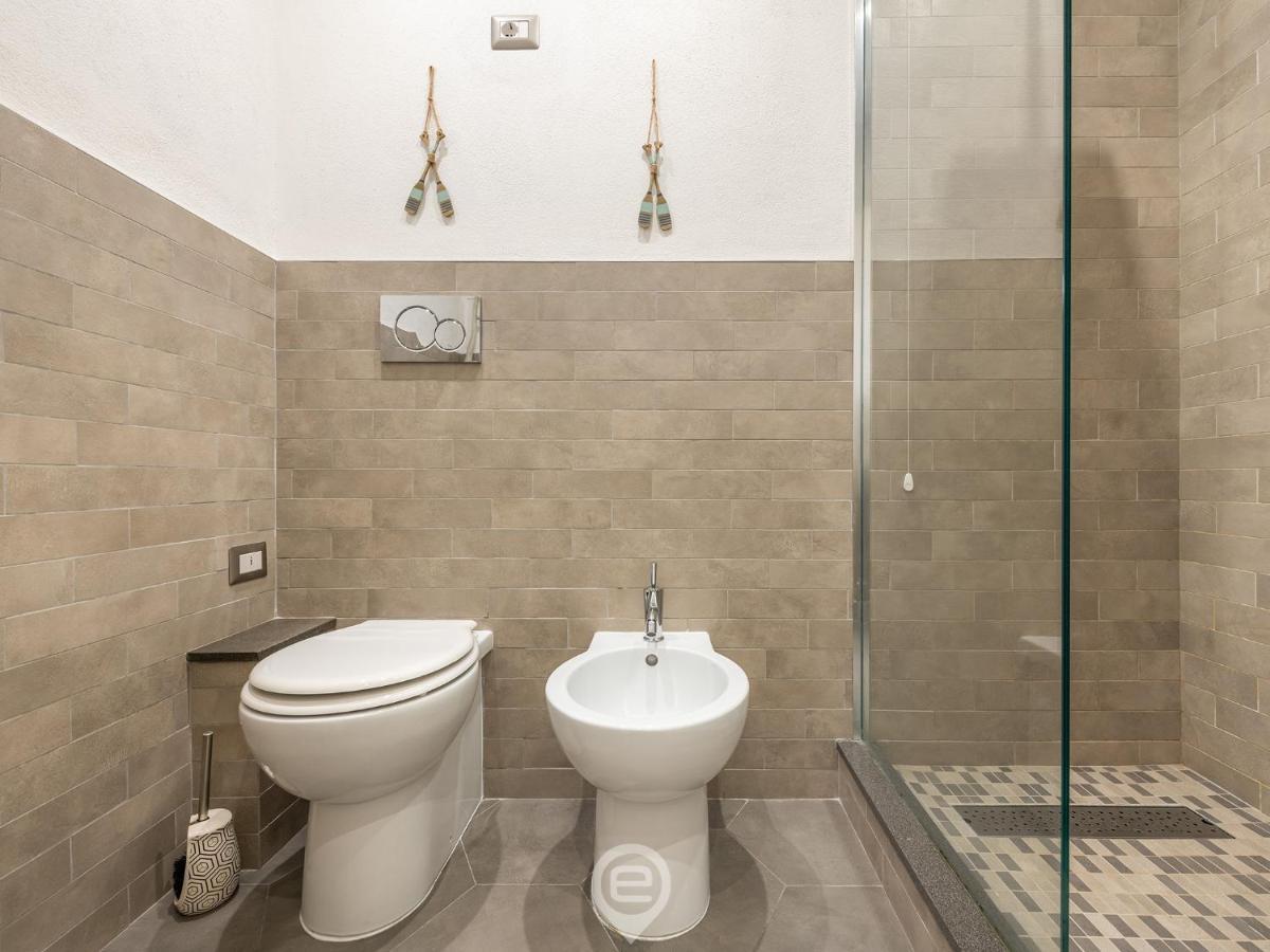 Apartment 73 E 74 *
